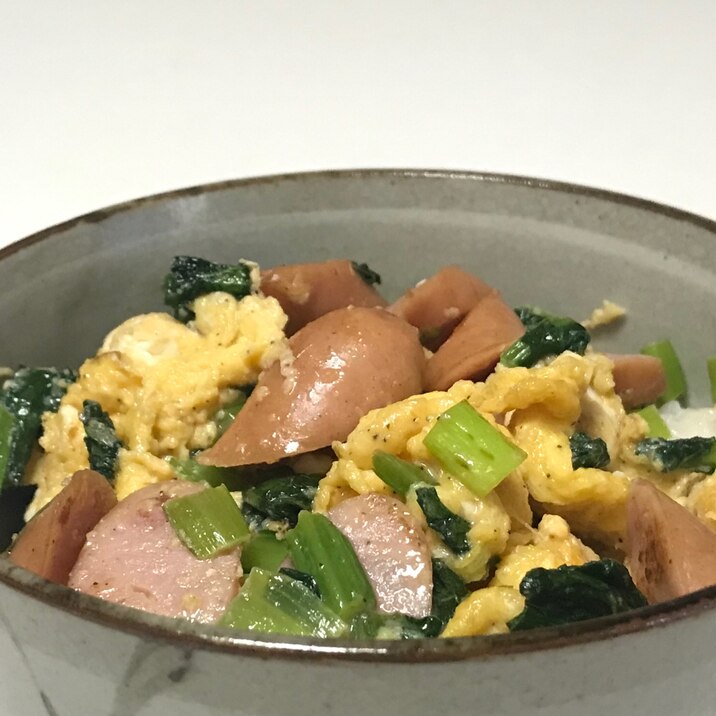 ソーセージと小松菜の玉子炒め丼